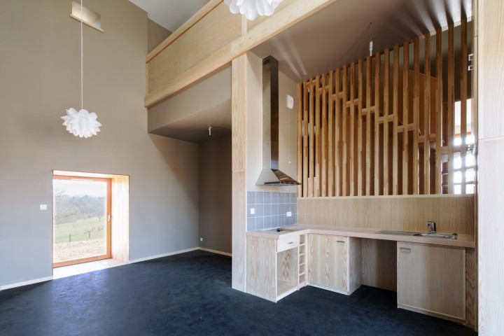 Domaize - T5 - cuisine et escalier - double hauteur sur le séjour / Photographe : Benoît Alazard